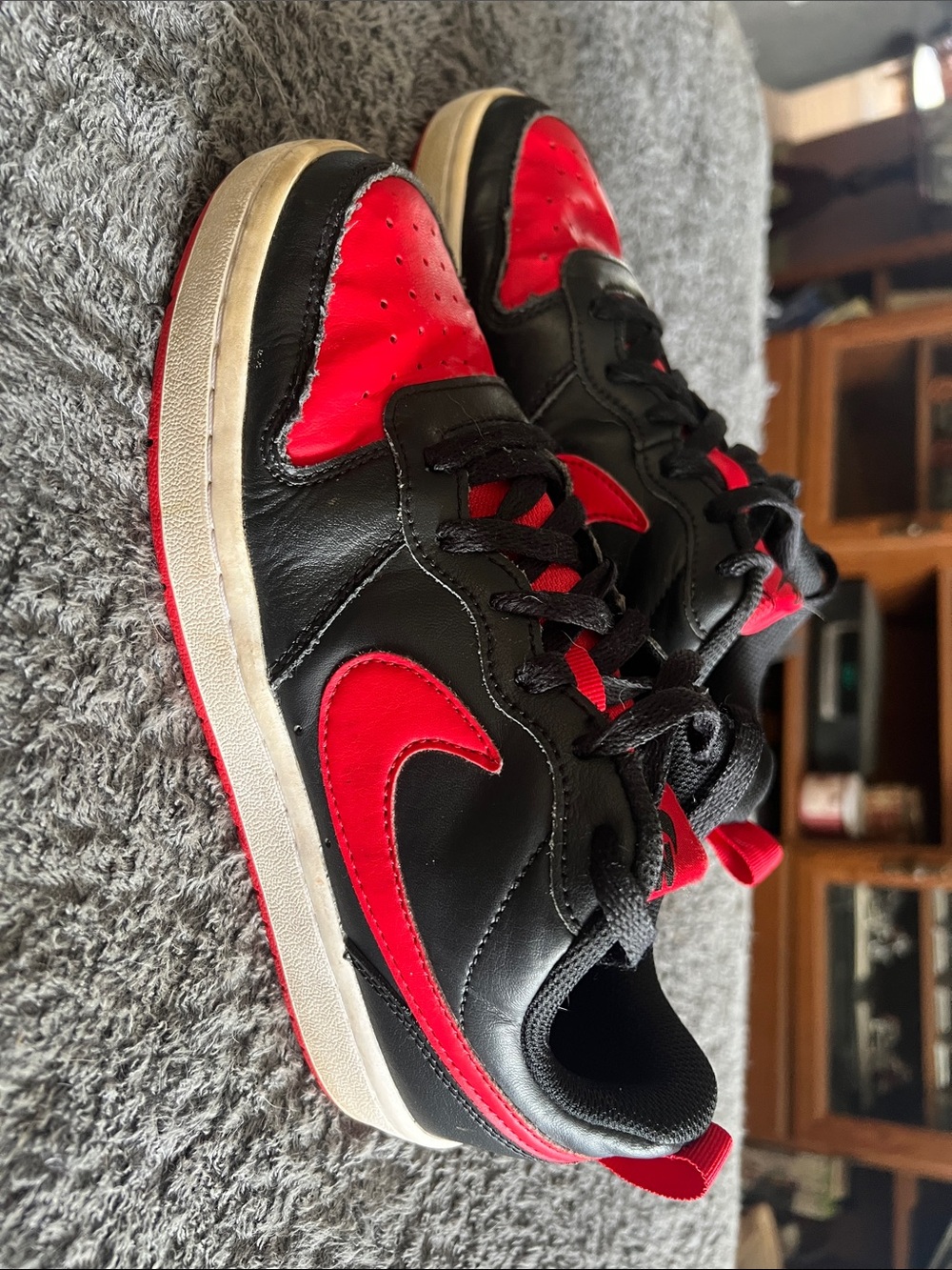 Nike Kids Black and Red Low-Top Sneakers with Red Swoosh